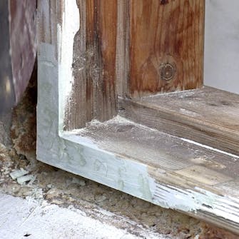 Lille rådskade i vinduesramme: Slib kanterne til Lille rådskade i vinduesramme: Slib kanterne til